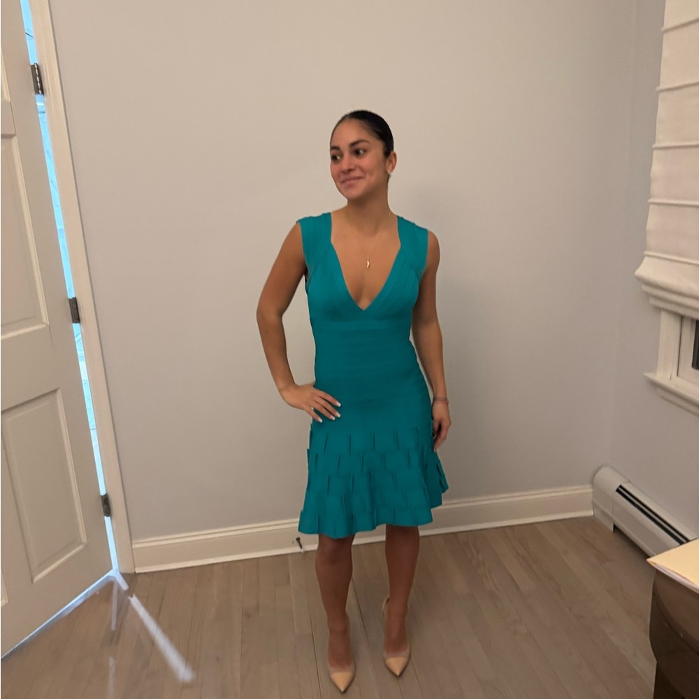 Herve Leger Bandage Dress

Blue/Teal color

V neck design

A-line

Final sale